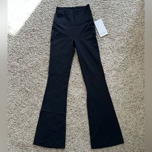 Lululemon Women’s Groove Nulu SHR Flared Pant. Black. Size: 4 *Regular. NWT!